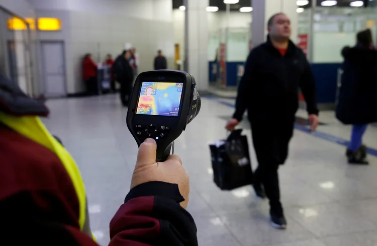 Aeroporto: Três dos novos casos importados são de Xangai, incluindo um chinês que vivia na cidade italiana de Milão (Pavel Mikheyev/Reuters)