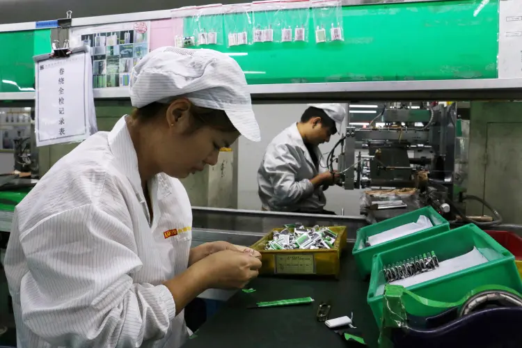 Linha de produção na China: varejo caiu mais de 20% e indústria teve queda acima de 13% no primeiro bimestre deste ano (Joyce Zhou/Reuters)