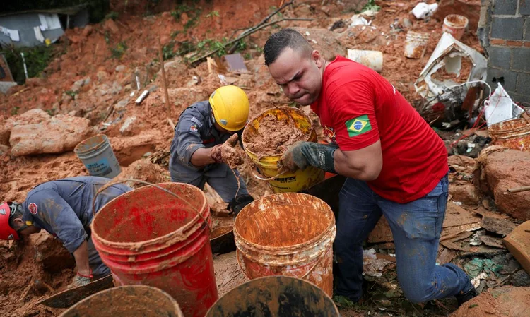 Bombeiros: autoridades continuam buscas por desaparecidos (Amanda Perobelli/Reuters)