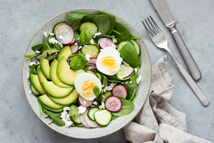 Prato de Salada de baixa caloria (Arx0nt/Getty Images)