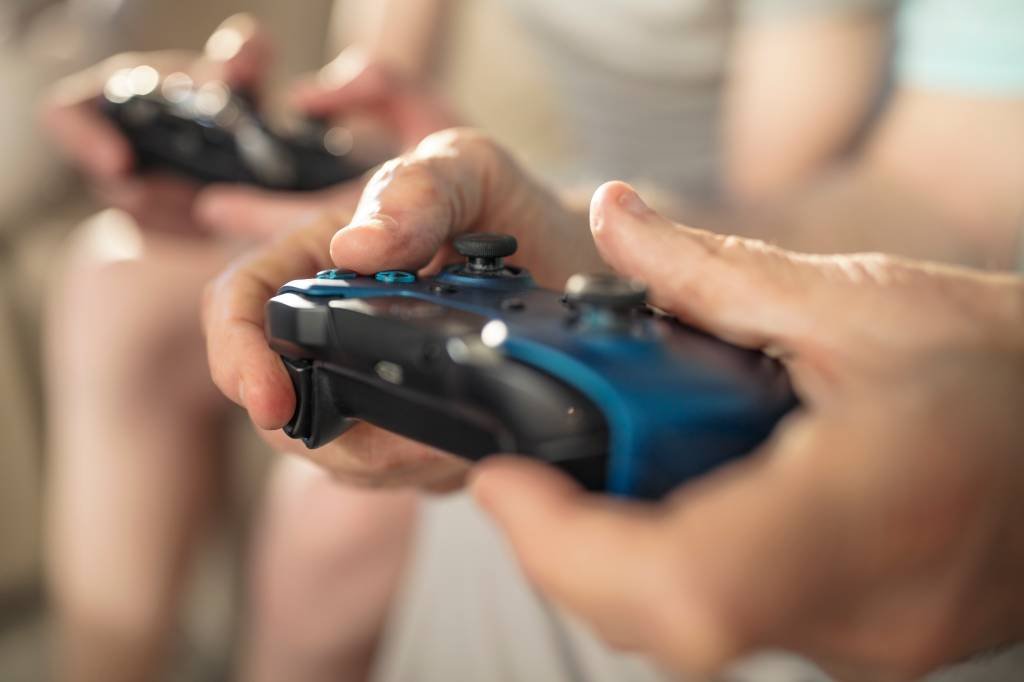 Ícone de jogos em nuvem com gamepad e nuvem