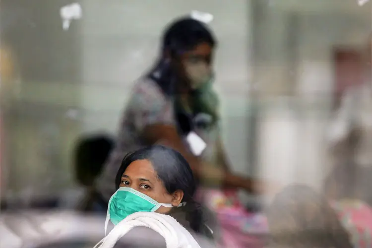 Mulher com máscara: São Paulo é de longe o Estado com mais casos da doença, 1.451 (Adriano Machado/Reuters)