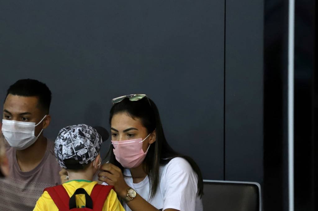 Máscaras contra coronavírus: anteriormente, uso do medicamento havia sido uso do ibuprofeno havia sido desaconselhado (Rahel Patrasso/Reuters)