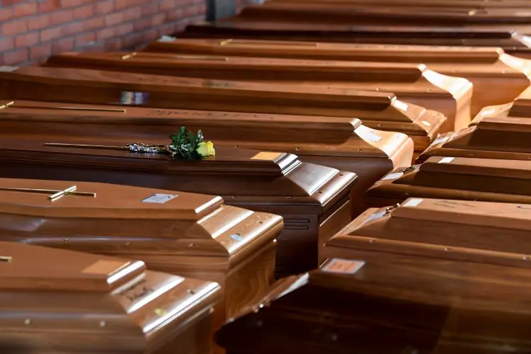 Itália: caixões de pessoas que morreram por causa do coronavírus em igreja no norte do país (Flavio Lo Scalzo/Reuters)