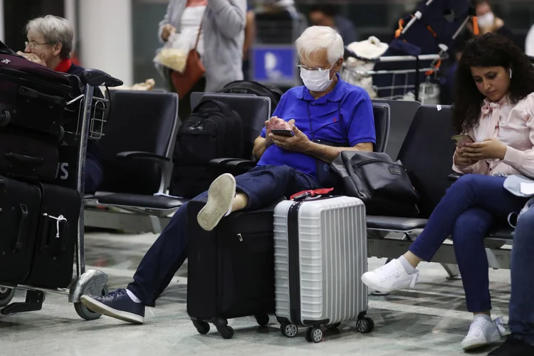 Pessoas com máscaras: coronavírus já atingiu diversos países (Amanda Perobelli/Reuters)