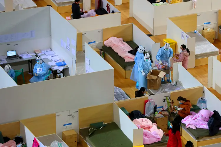 Hospital improvisado na China: OMS alerta para falta de suprimentos médicos mundo afora (China Daily/Reuters)