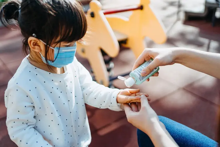 Coronavírus: crianças e bebês apresentam sintomas leves, de acordo com pesquisa (D3sign/Getty Images/Reprodução)