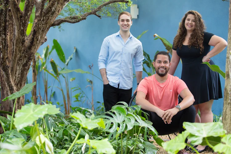 João Henrique Vogel, Matheus Silva e Deborah Alves, fundadores da startup: jovens criaram "plano de saúde" para PMEs (Cuidas/Divulgação)