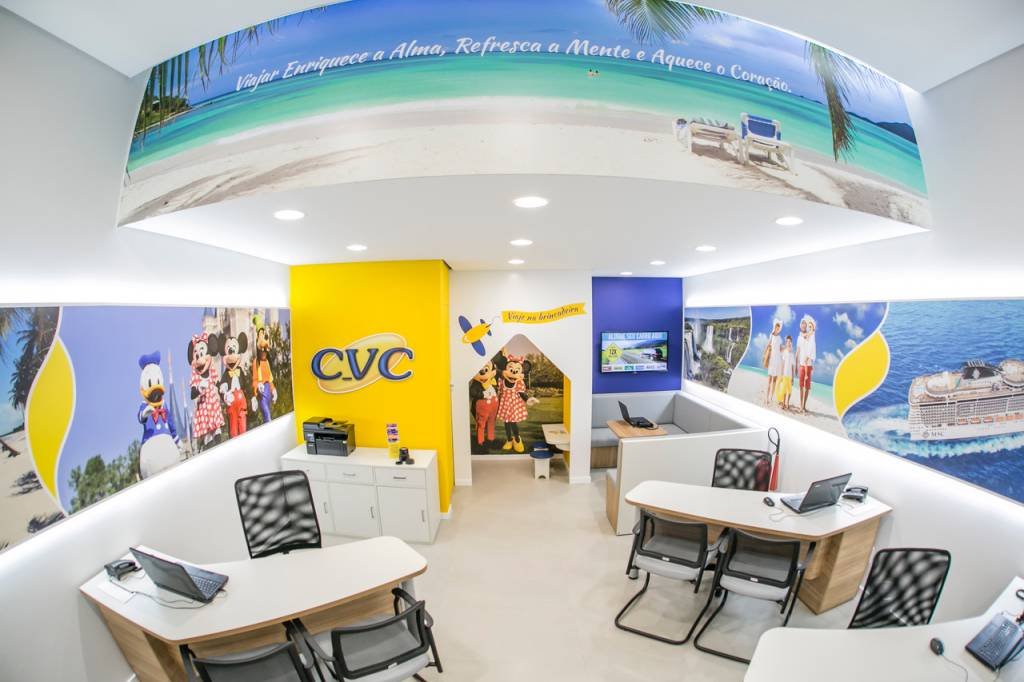 CVC dispara mais de 20% após anunciar troca de comando