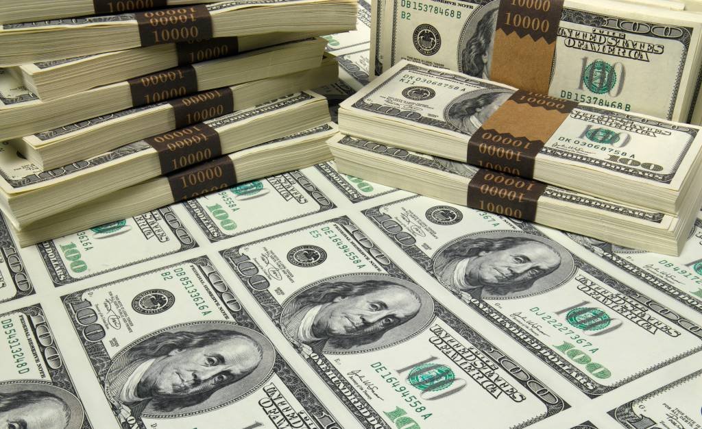 Dólar fecha acima de R$ 5,19 e bate novo recorde à espera de Copom