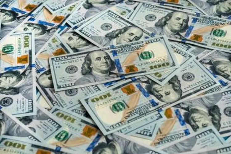 Dólar: com o dólar escalando a 5,94 reais durante a sessão, o BC vendeu 880 milhões de dólares em contratos de swap cambial (Oleg Golovnev/EyeEm/Getty Images)