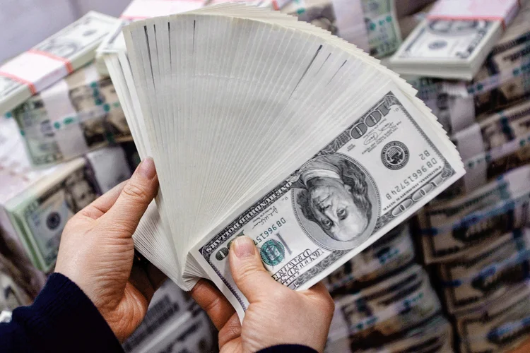 Dólar: moeda americana caminha para novo recorde de fechamento. O último, foi de 5,326 reais (Chung Sung-Jun / Equipa/Getty Images)