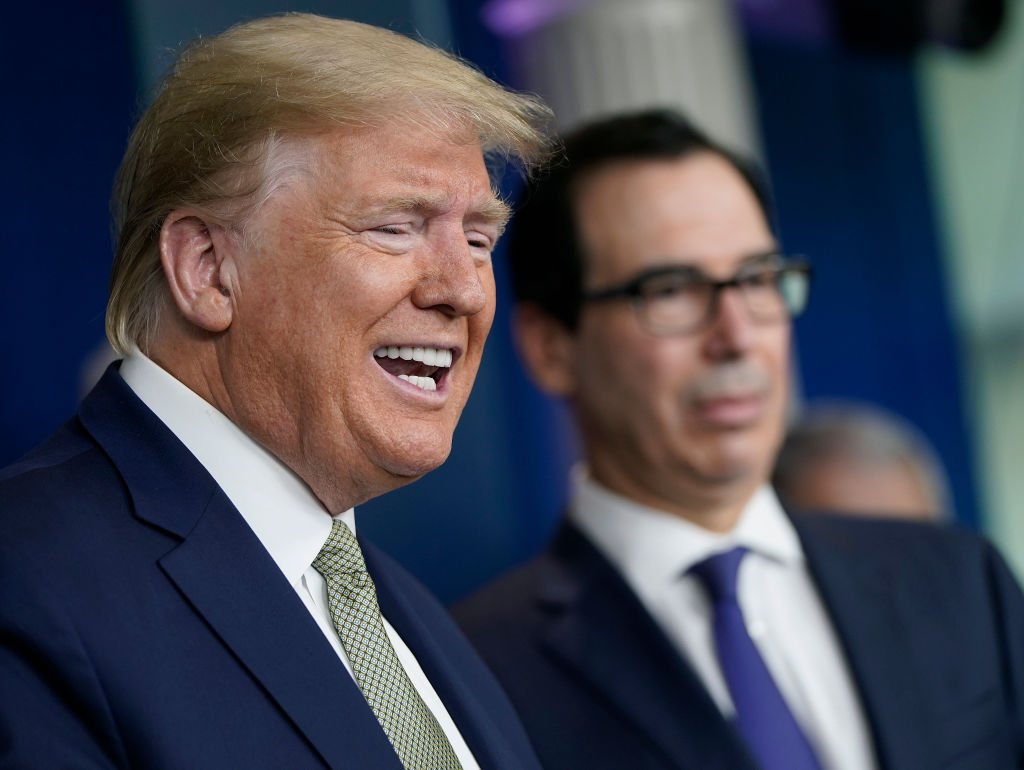 Trump quer enviar US$ 1.000 a americanos contra impacto econômico de vírus