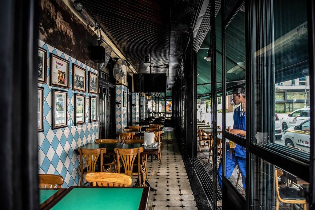 Covas amplia permissão para bares e restaurantes colocarem mesas na rua