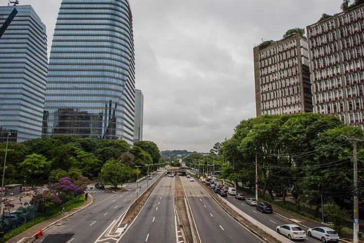Avenida JK, em São Paulo: medidas para conter a covid-19 esvaziam centro empresarial (Germano Lüders/Exame)