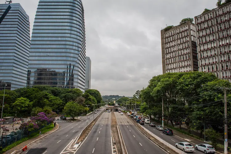 São Paulo: na zona sul, a Avenida Juscelino Kubitschek estava praticamente vazia na sexta-feira (20) (Germano Lüders/Exame)