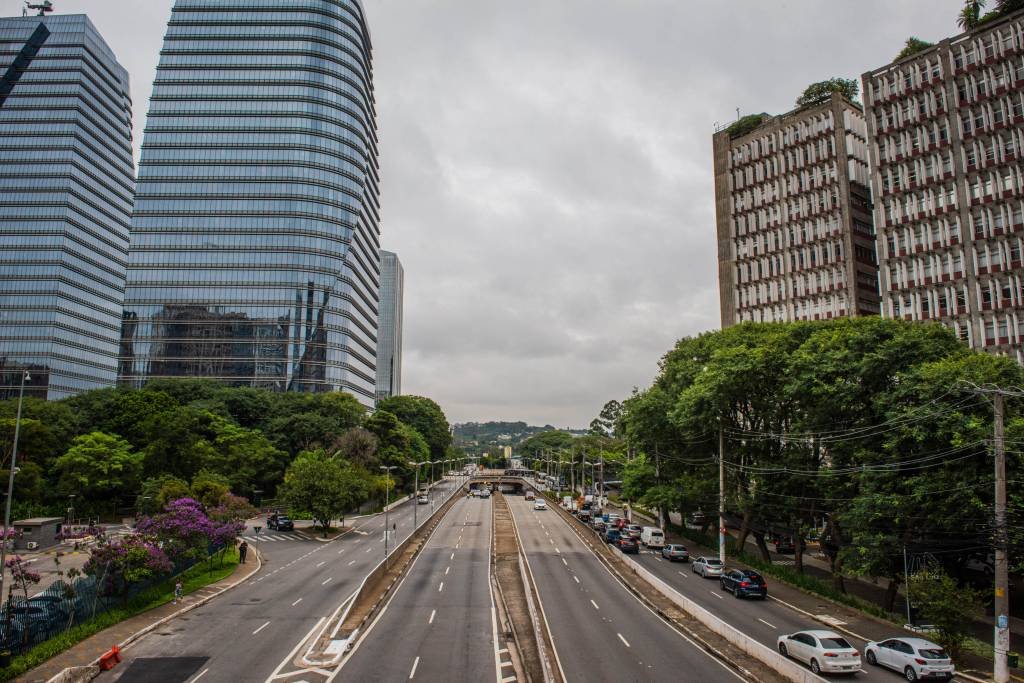 Com altas na ocupação de UTIs, Grande SP e mais regiões devem endurecer restrições