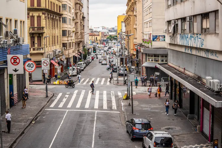 Popular ponto do comércio paulista, a Rua 25 de Março teve movimentação reduzida na sexta-feira (20)  (Germano Lüders/Exame)