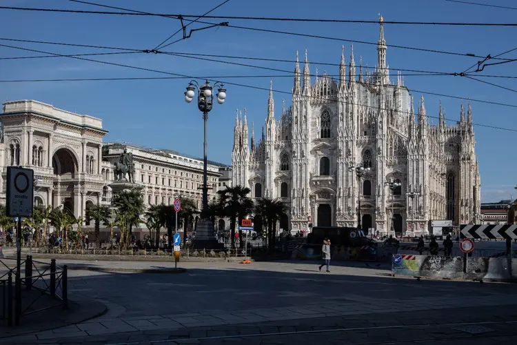 Duomo de Milão: tradicional ponto turístico da cidade ficou vazio com a determinação de quarentena. (Emanuele Cremaschi/Getty Images)