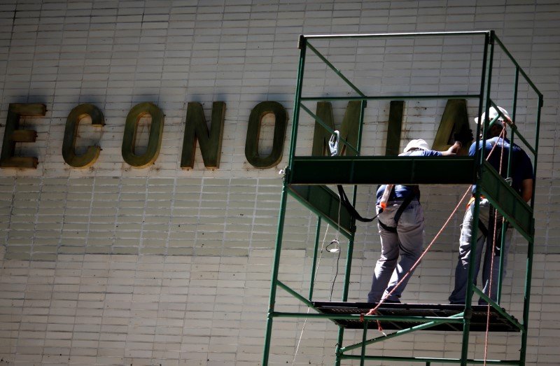 Governo passa a ver crescimento de 0,02% no Brasil em 2020