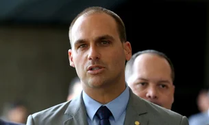 Moraes afirma que Eduardo Bolsonaro tenta interferir em ação penal da trama golpista