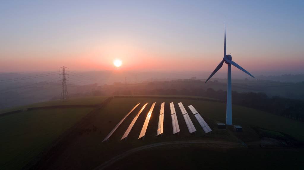 Segundo a EPE, o custo das fontes eólica e solar é quase metade do custo das hidrelétricas, por megawat gerado (Peter Cade/Getty Images)