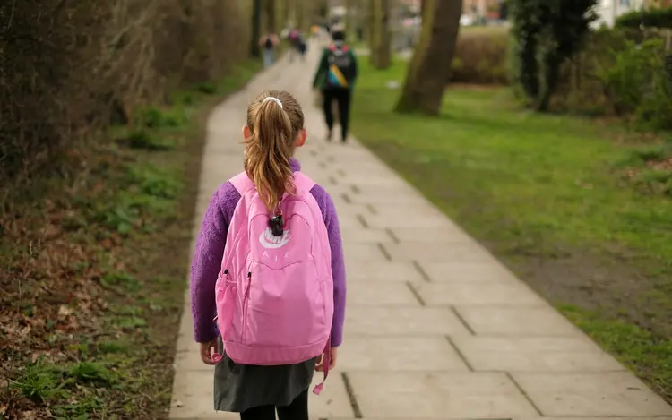 Estudante no Reino Unido: último dia de aula antes de fechamento das escolas (John Sibley/Reuters)