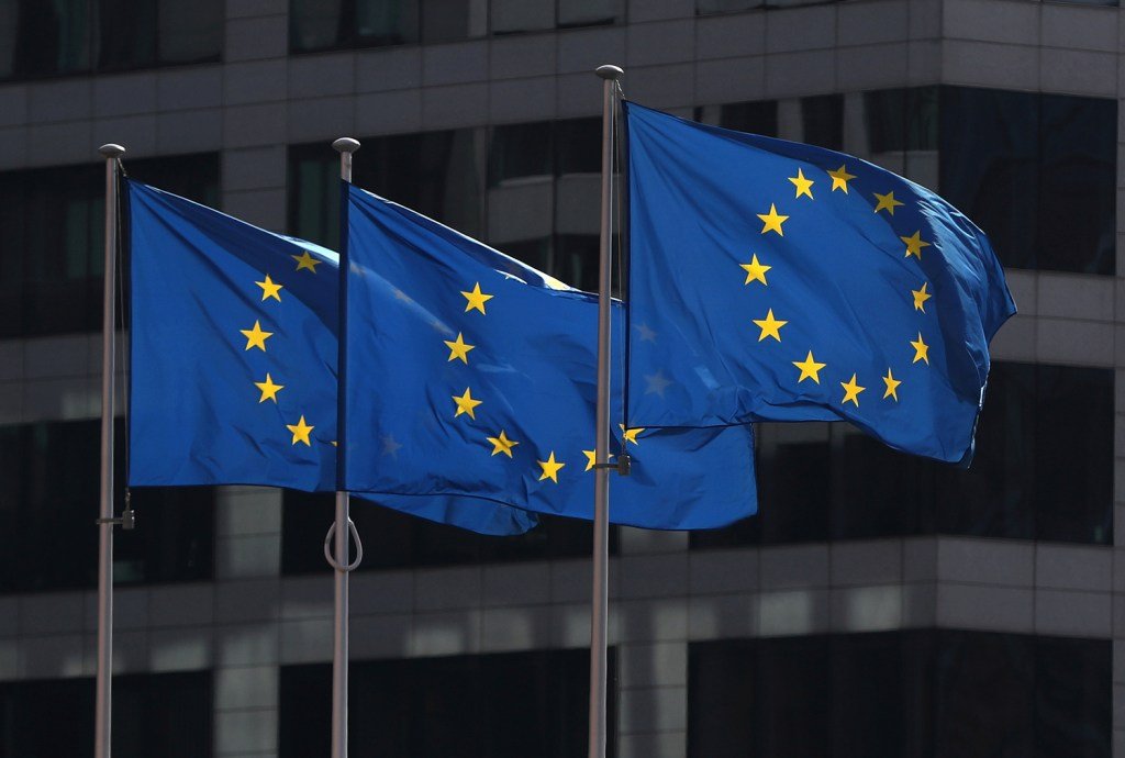 Prédio da Comissão Europeia em Bruxelas, com a Bandeira da União Europeia