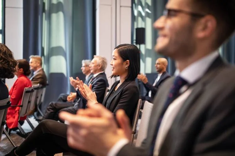 Pitch: professor acredita que é melhor explicar o foco do negócio logo de cara ao apresentar a startup para investidores (Luiz Alvarez/Getty Images)