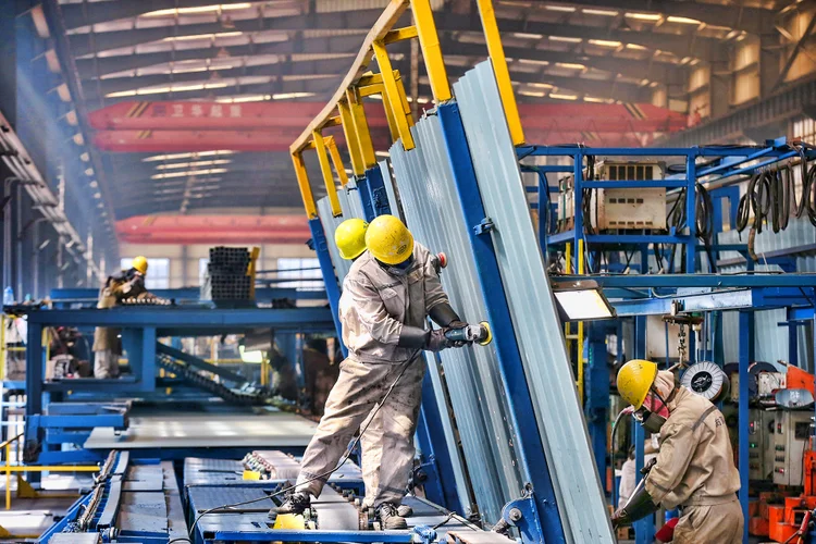 O PMI de indústria do Caixin/Markit para a China caiu a 50,3 no mês passado de 51,3 no mês anterior (China Daily/Reuters)