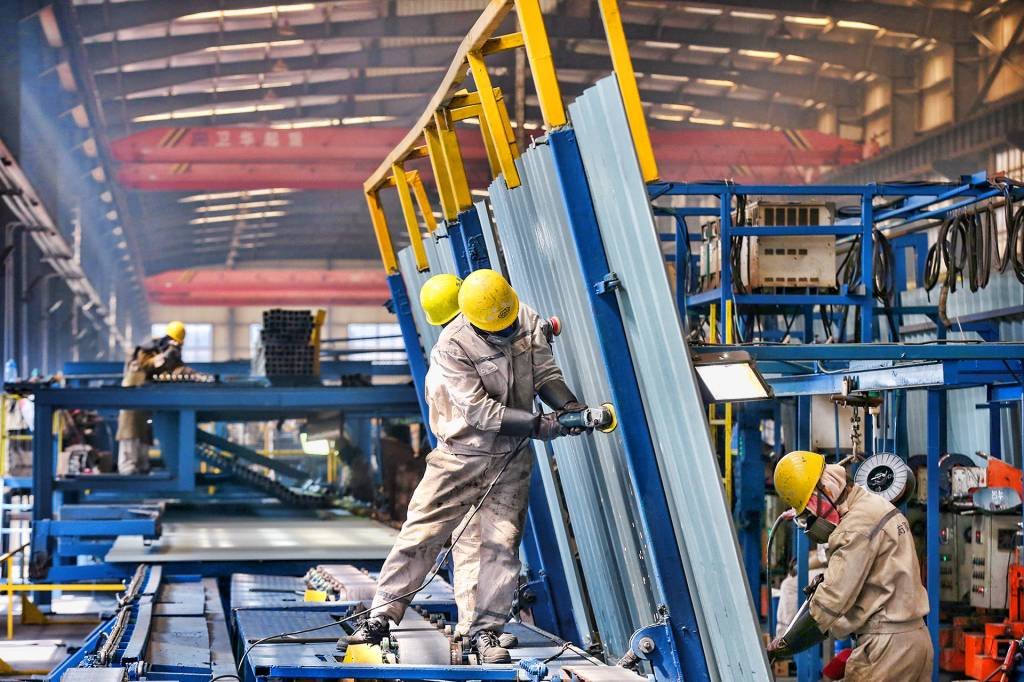 Crescimento da indústria da China recua para mínima em 15 meses em julho