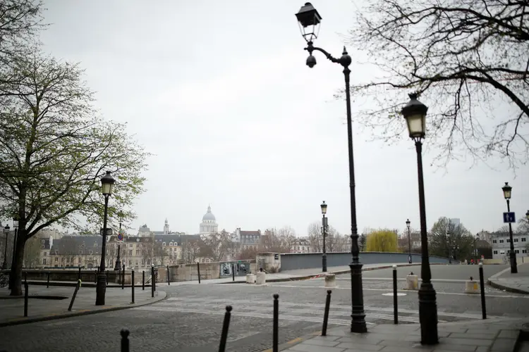 Paris, França, com ruas vazias em razão das regras de quarentena: De acordo com a OCDE, crescimento anual do PIB dependerá de muitos fatores, incluindo a magnitude e a duração das medidas de confinamento (Christian Hartmann/Reuters)