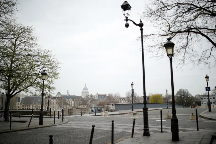 Paris, França: fake news sobre o novo coronavírus estão se disseminando mundo afora (Christian Hartmann/Reuters)