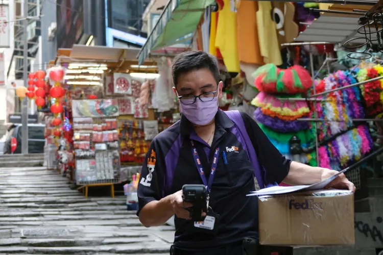 Entregador do Fedex em Hong Kong: um terço do mundo está em quarentena (Tyrone Siu/Reuters)