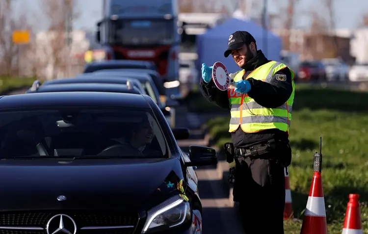 Fronteira entre Alemanha e França: circulação proibida para restringir o avanço da contaminação  (Christian Hartmann/Reuters)