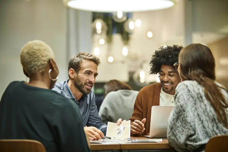 Pessoas diversas: engajamento das lideranças, avaliação de processos e políticas e educação são pilares para empresas se tornarem mais inclusivas (Morsa Images/Getty Images)