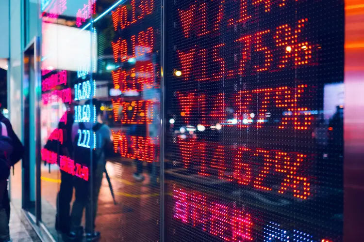 Stock exchange market display screen board on the street showing stock market crash sell-off in red colour (d3sign/Getty Images)