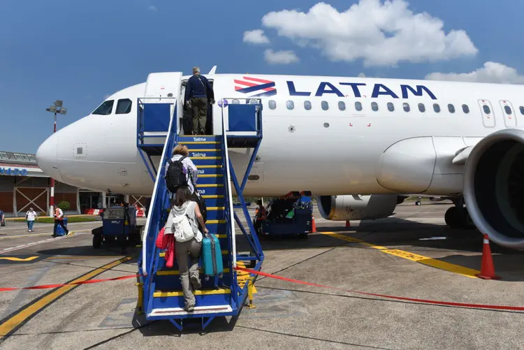 Avião da Latam: valor do bilhete será automaticamente mantido como crédito para futuras viagens, ou passageiro poderá reagendar voo (John Milner/SOPA Images/LightRocket/Getty Images)