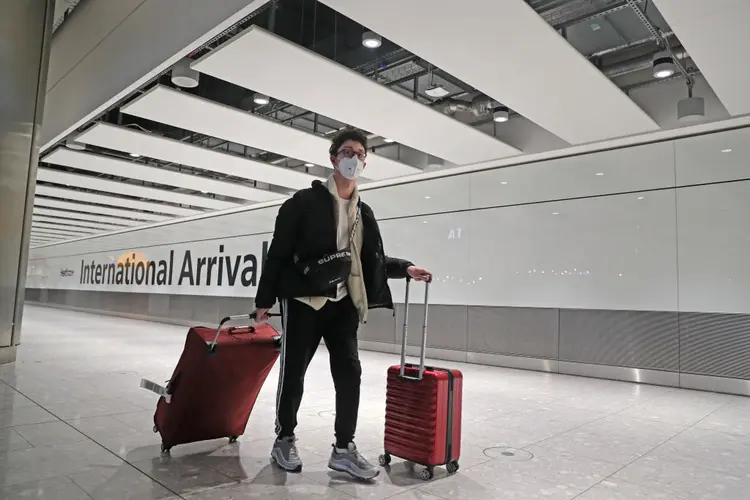 Aeroporto de Heathrow, em Londres: ações de companhias áreas despencam com temores sobre mutação de coronavírus (Steve Parsons/PA Images/Getty Images)