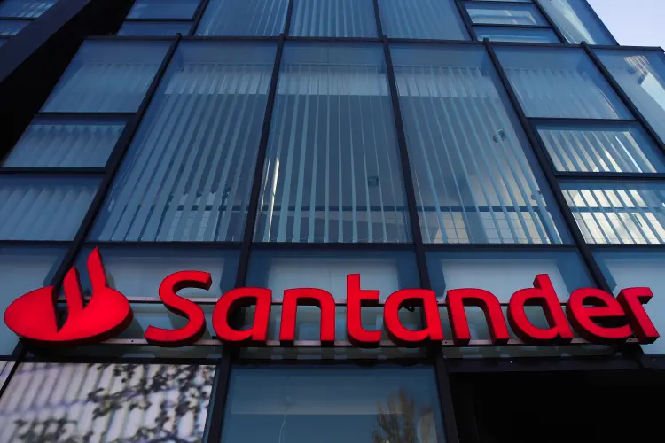 Fachada do Santander: medida deve ser vista com cautela pelo consumidor (Jakub Porzycki/Getty Images)