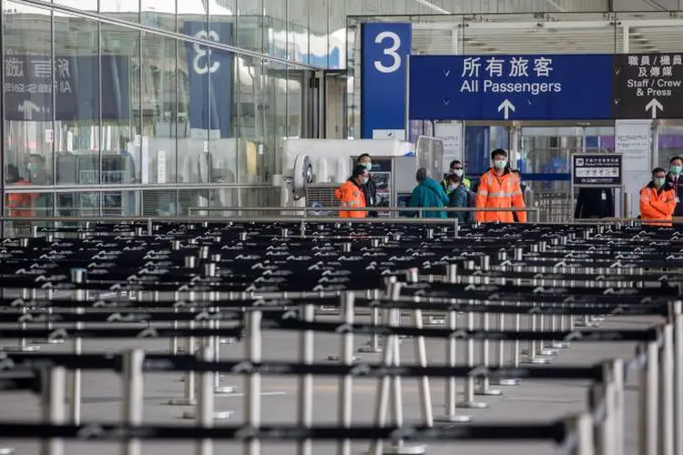 Aeroporto internacional de Hong Kong: milhares de voos para Ásia já foram cancelados, suspensos, fundidos com outras rotas ou adiados (Paul Yeung/Bloomberg//Getty Images)