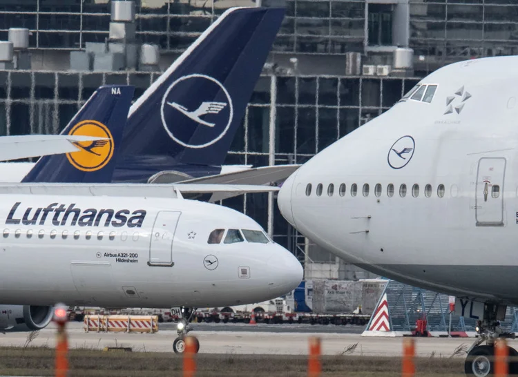 Lufthansa: empresa afirmou que todas as áreas de tráfego estão sendo afetadas pelo surto de coronavírus (Boris Roessler/Getty Images)