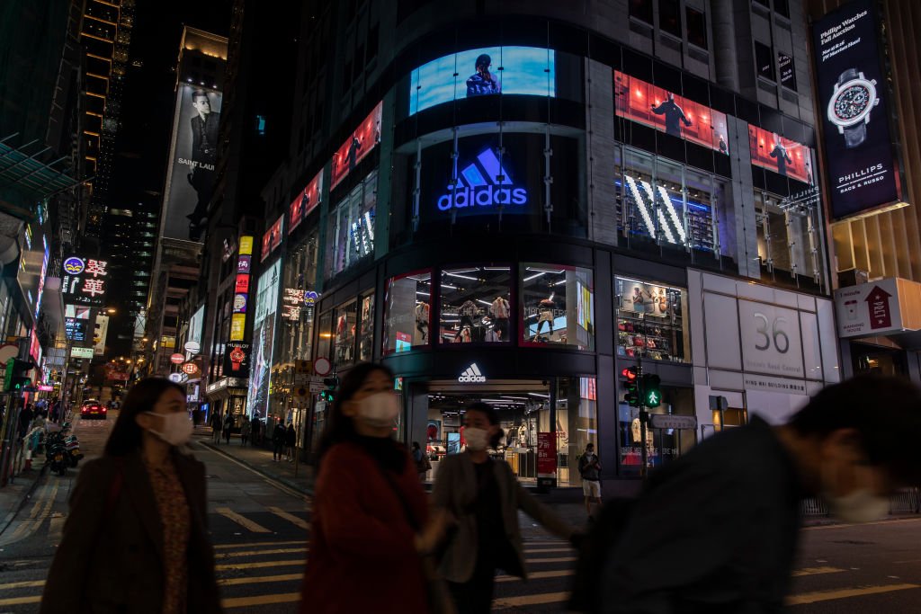 Adidas vê impacto de US$1,1 bi nas vendas na China com coronavírus