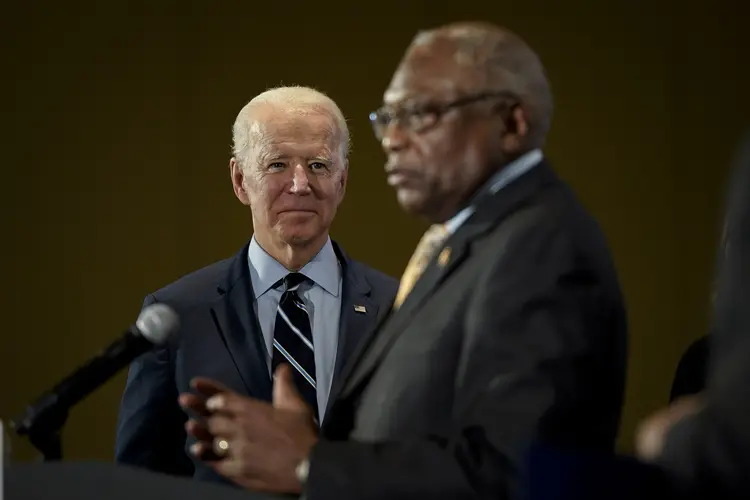 Joe Biden e o deputado Jim Clyburn: o apoio foi decisivo para a vitória de Biden na Carolina do Sul (Drew Angerer/Getty Images)