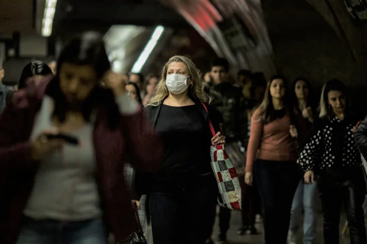 Mulher com máscara protetora em São Paulo: já foram confirmados dois casos de coronavírus (Victor Moriyama/Getty Images)