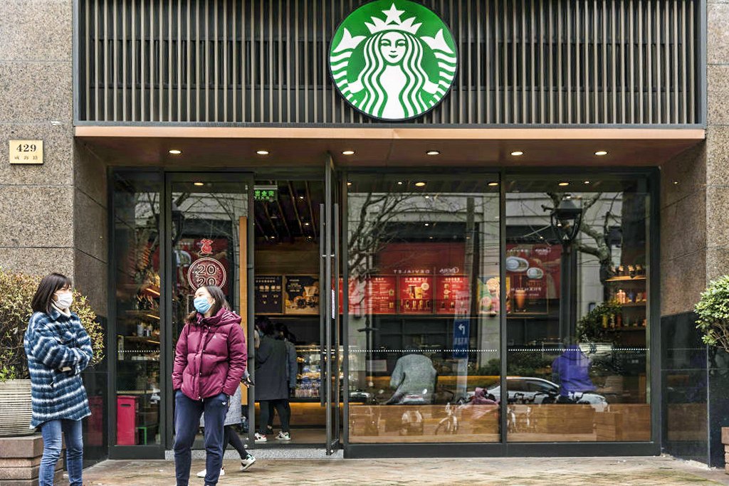 Starbucks irá fechar 400 lojas nos EUA e pode perder US$ 3 bi com pandemia