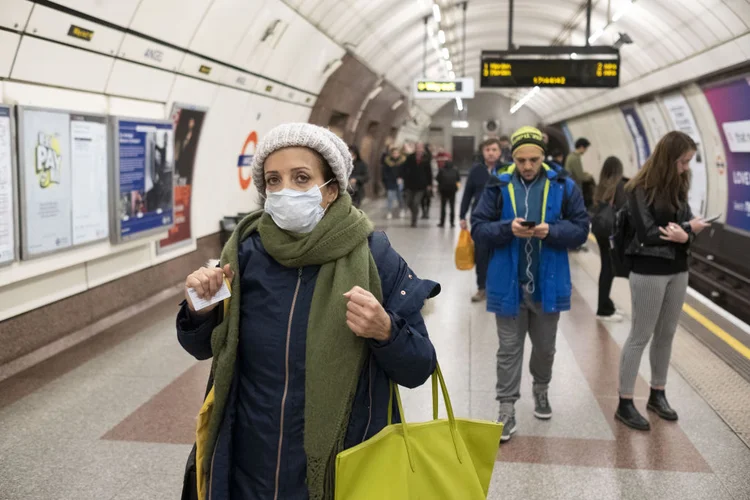 Mulher usando máscara no metro de Londres (Bloomberg / Colaborador/Getty Images)