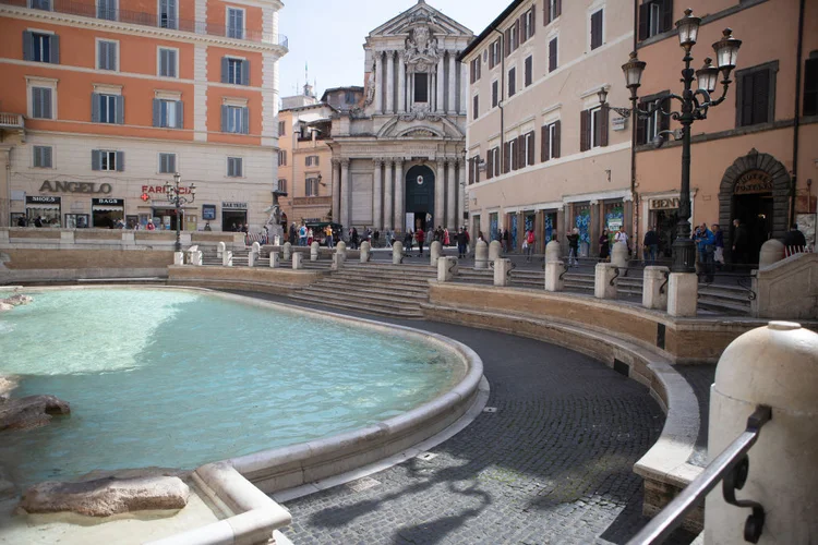 Fontana de Trevi, em Roma: pontos turísticos esvaziados em março, no auge da pandemia na Italia (Andrea Pirri/Getty Images)