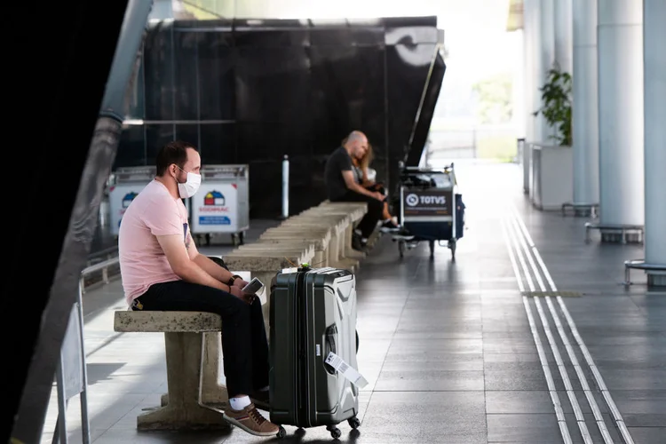 Homem usa máscara contra o coronavírus no Aeroporto de Guarulhos, em São Paulo (Carol Coelho / Correspondente/Getty Images)