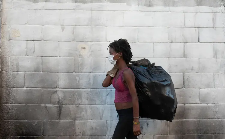 Coronavírus: mulher com máscara na Maré, no Rio de Janeiro (Fabio Teixeira/Reuters)